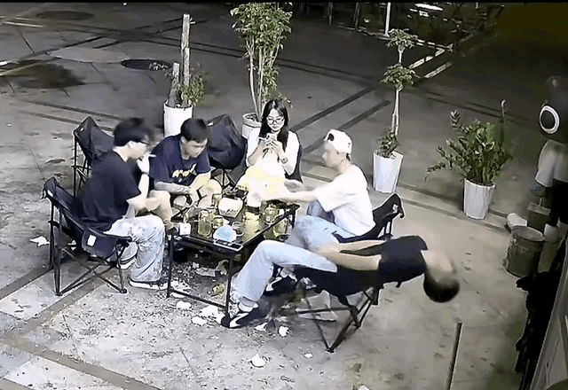 这就是酒肉朋友，看到了吧，吹牛时称兄道弟，落难时袖手旁观，不，连看都懒得看你一眼