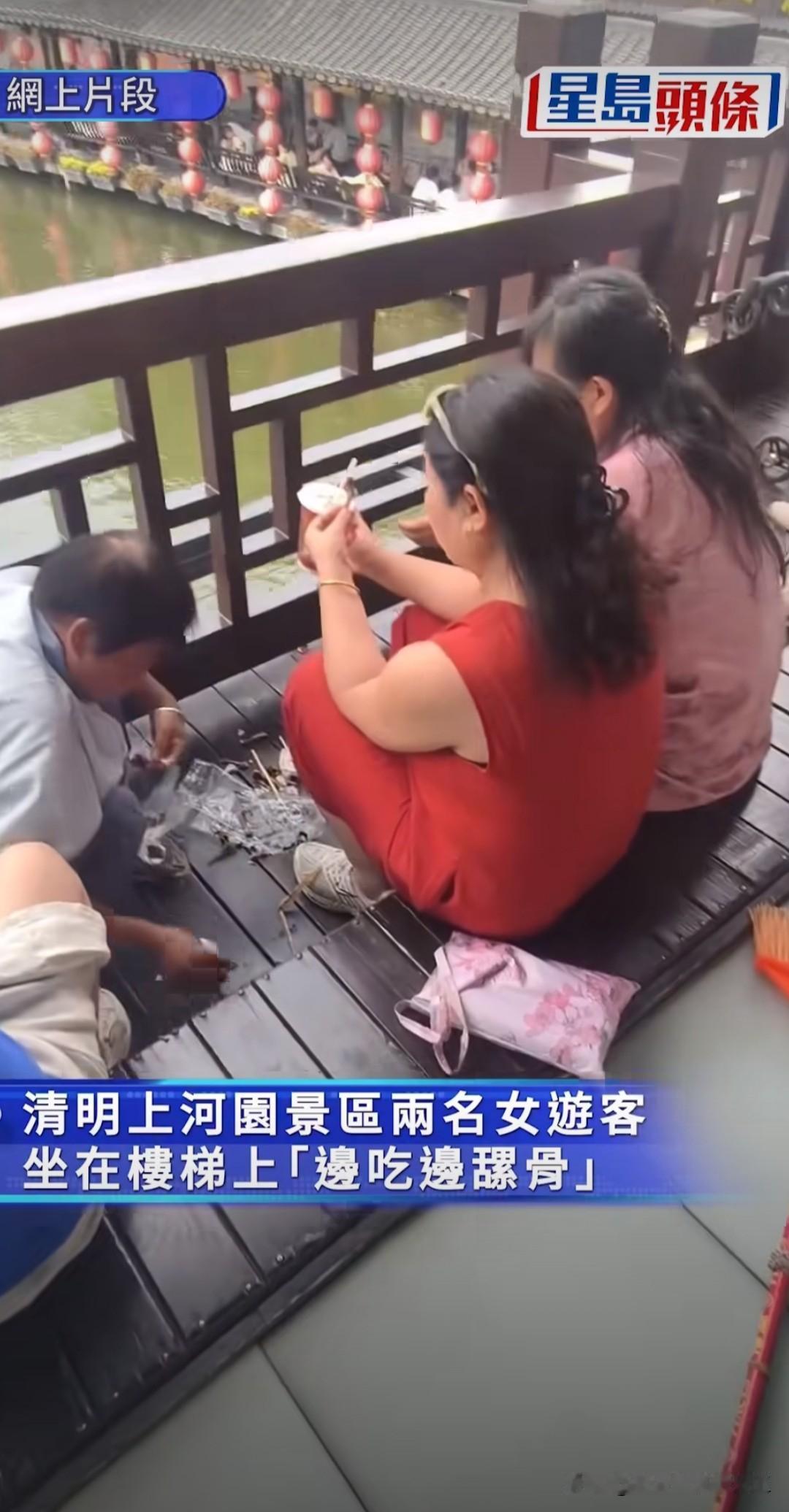 河南某景区：清洁工蹲着默默在清理，两名女游客边吃边吐骨头。