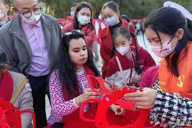 联合国都官宣了：春节，正式成为联合国假日！中国年，彻底火遍全球了！更炸的是：免签