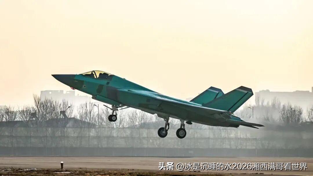 雏鹰展翅，一飞冲天！
分享官网公布的一张刚出厂进行试飞的歼-35新型战斗机的精彩