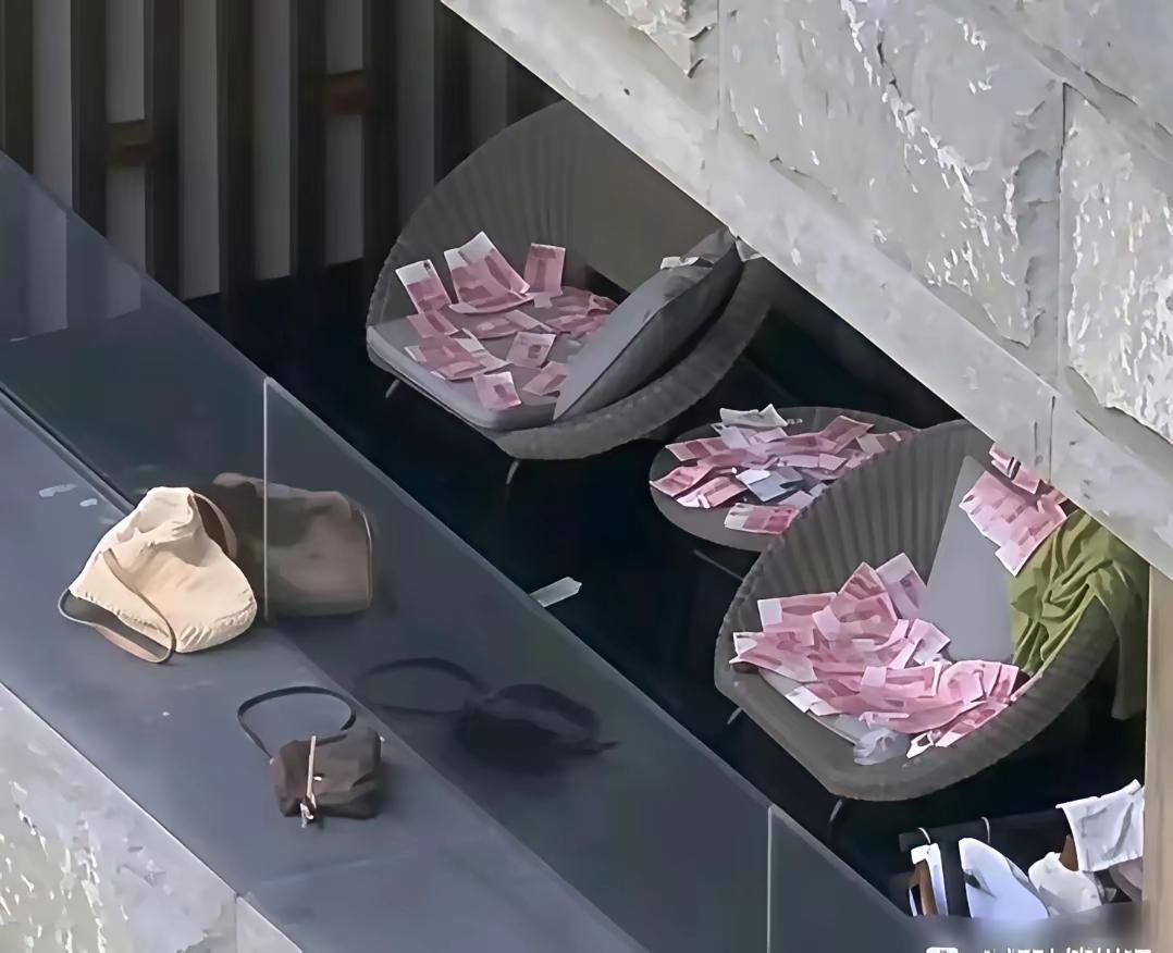 在三亚酒店偶遇超震撼的一幕，露台的躺椅上居然铺满了现金，红彤彤的纸币堆得满满当当