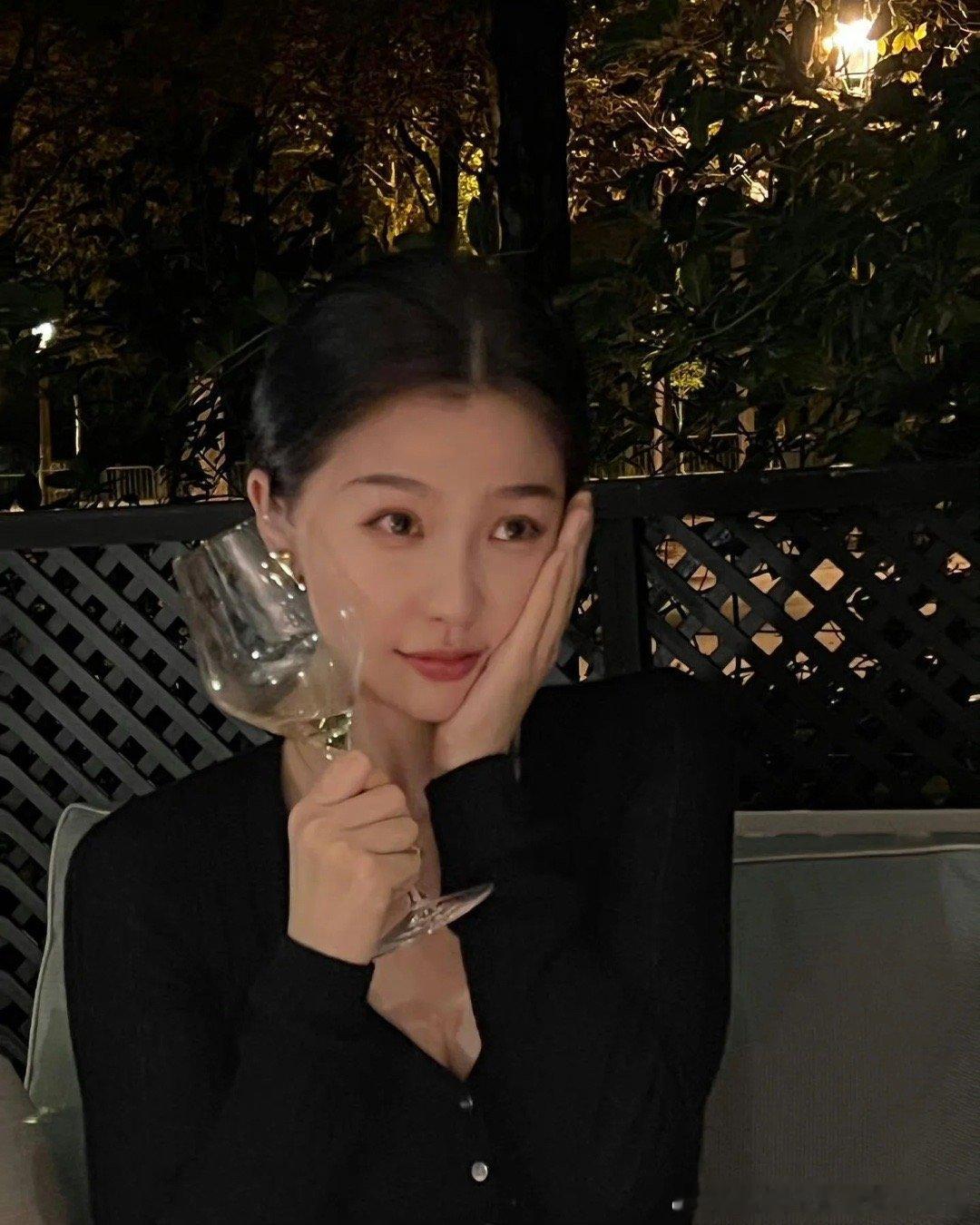 感觉虞书欣这组照片好贵气的样子 ​​​