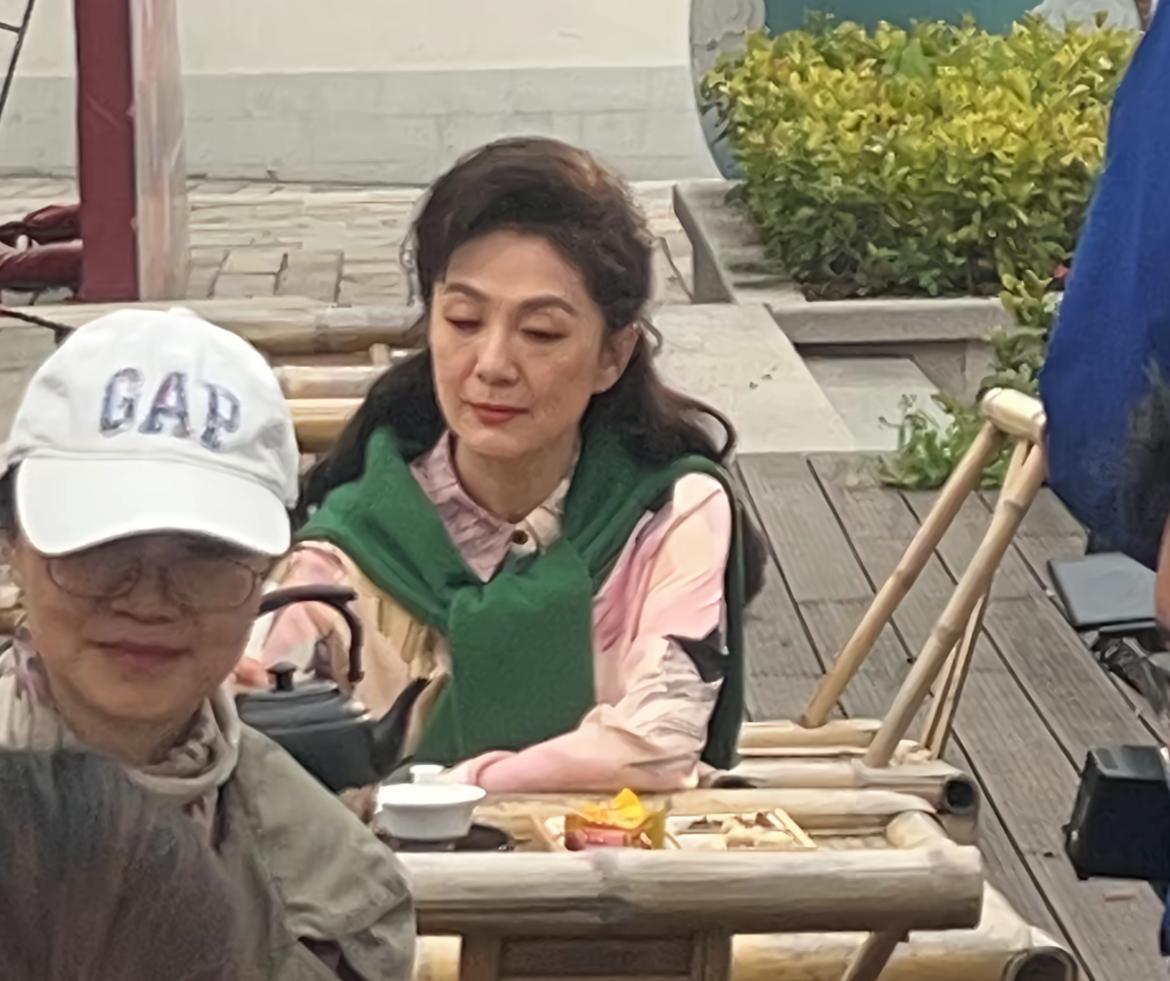 海霞居然被偶遇到了，这位网友真的太幸运了。
不过她的面貌变化真的很大，问了“豆包