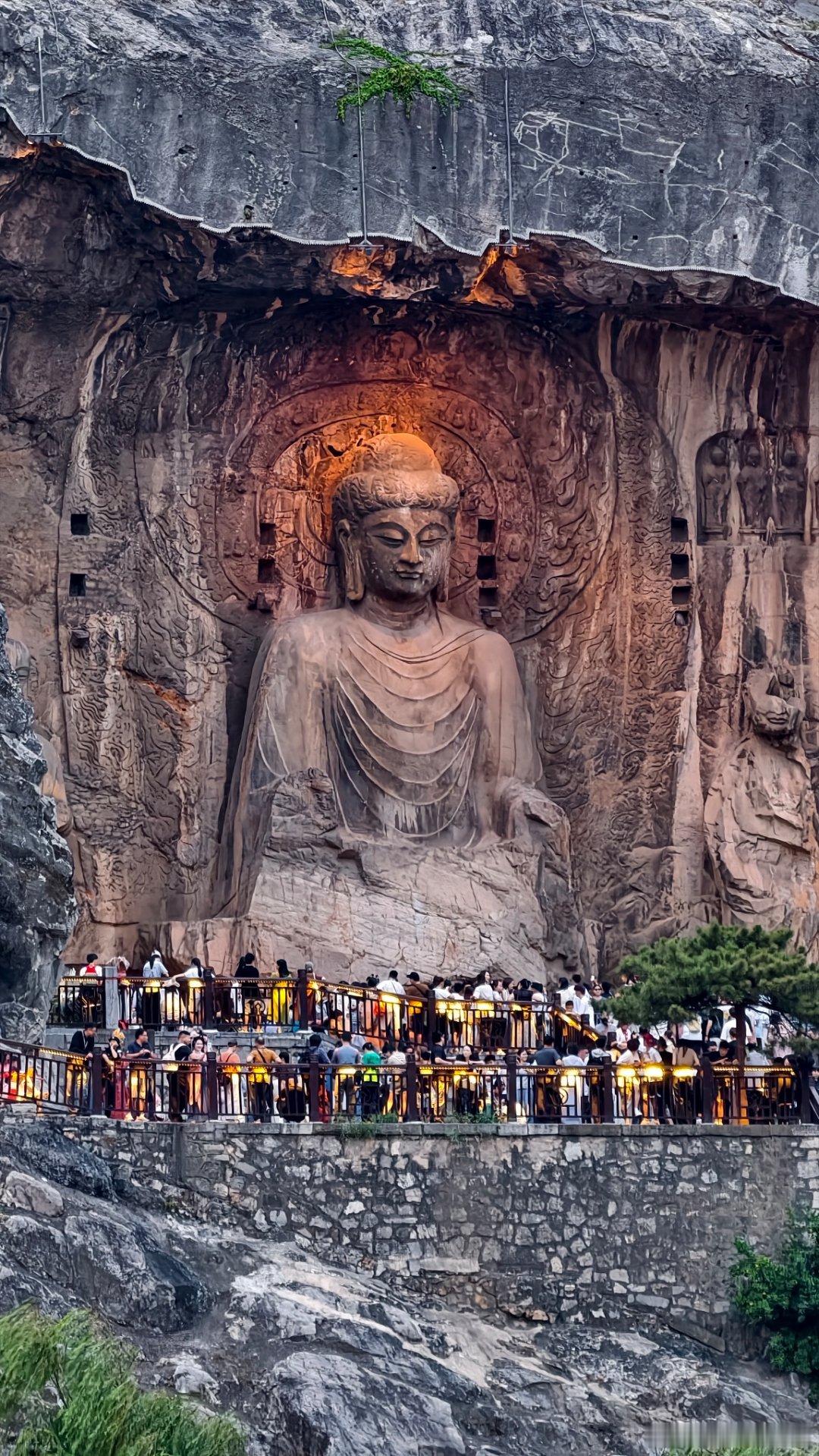 忘了今天周六，人在洛阳溜达9点发个铁粉包吧龙门石窟