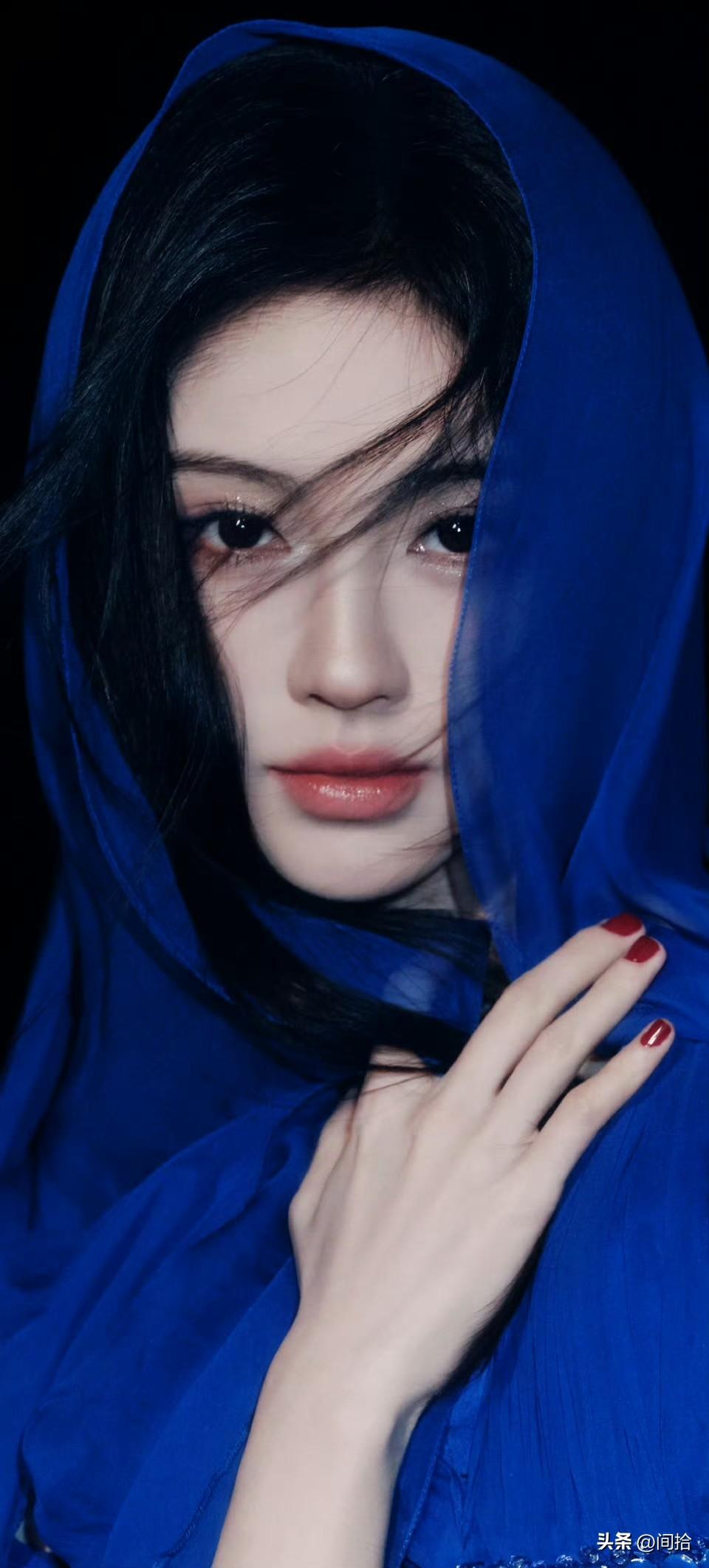 鞠婧祎在星光大赏的表现，那简直是神秘蓝调与诱惑眼神的完美融合，时尚大片既视感直接