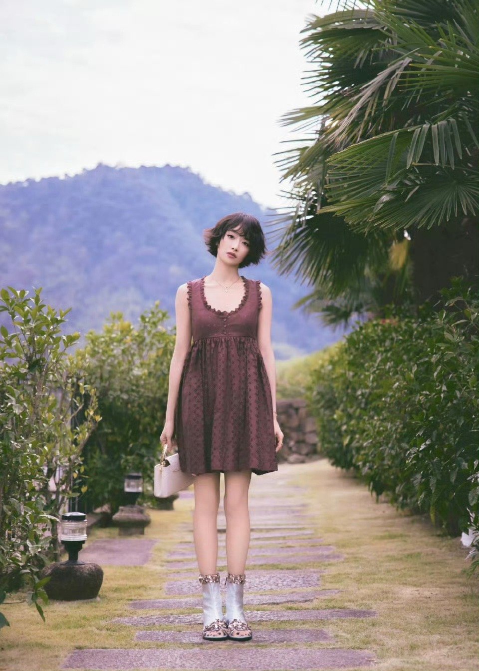 宋茜短发洋娃娃 甜度超标！宋茜短发小卷毛造型俏皮又可爱，活脱脱洋娃娃本人，戳中少