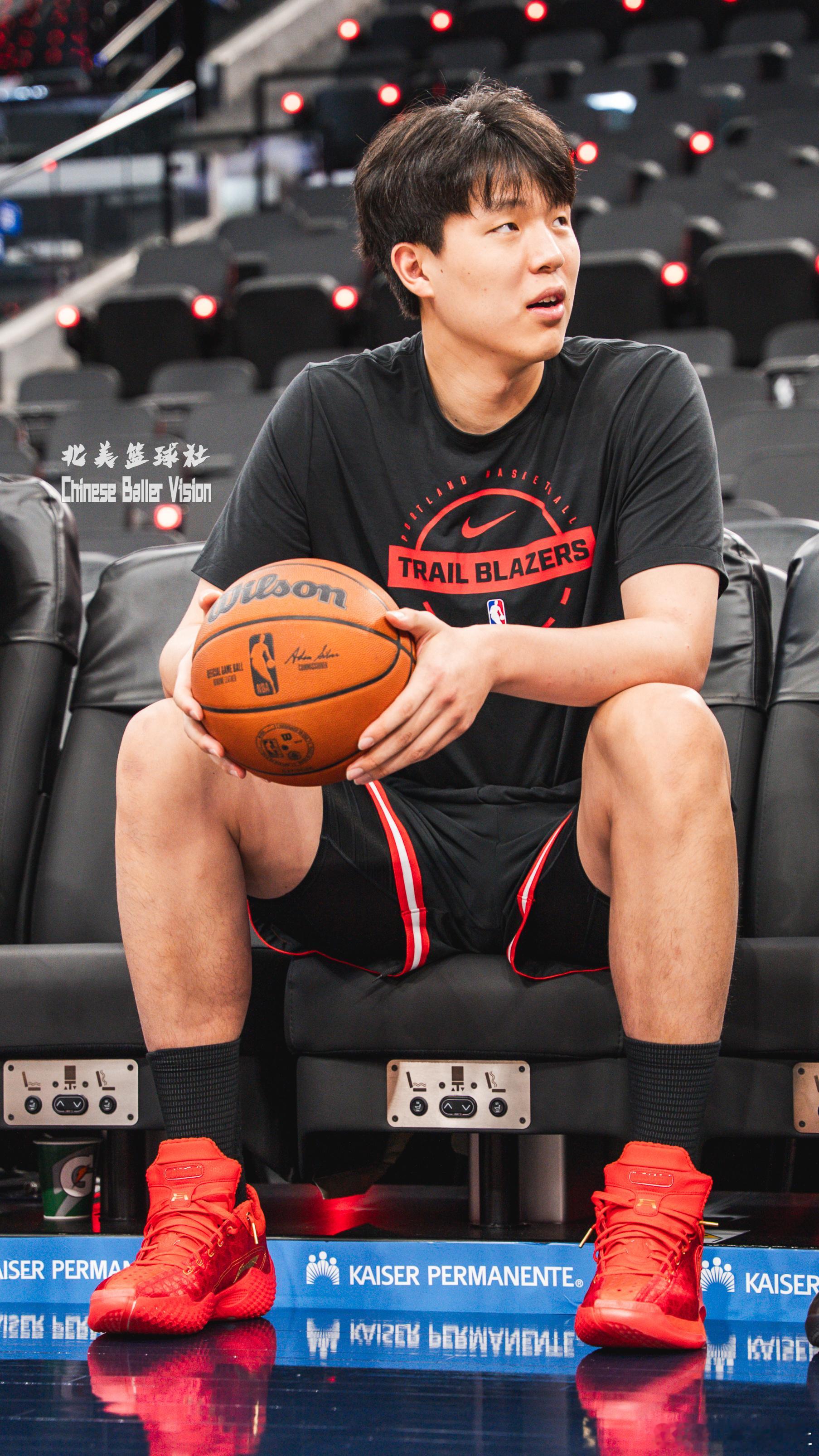 杨瀚森首个客场。偶然发现快船主场的球员座椅是可以电动调节高度的，很贴心的细节设计