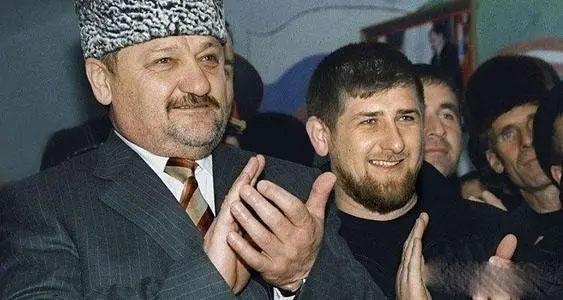 2004年5月9日老卡德罗夫被车臣叛军炸死，身处莫斯科的小卡德罗夫在普京的全力协