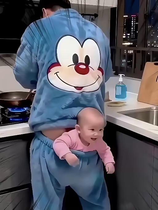 好男人都来学一学！在照看好孩子的同时，又能兼顾家务，这位哥子的操作怎么样？