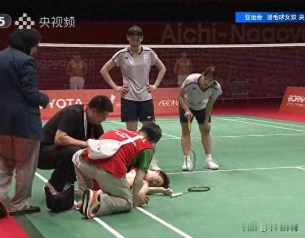 太拼！刘圣书跪地救球坐轮椅离场，日媒把这场决赛叫“灵魂之战”