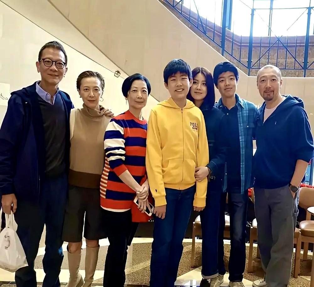 都说陈慧琳嫁得亏，老公又老又秃。
但你仔细看她这些年：没出轨闹剧，没婆媳大战，孩