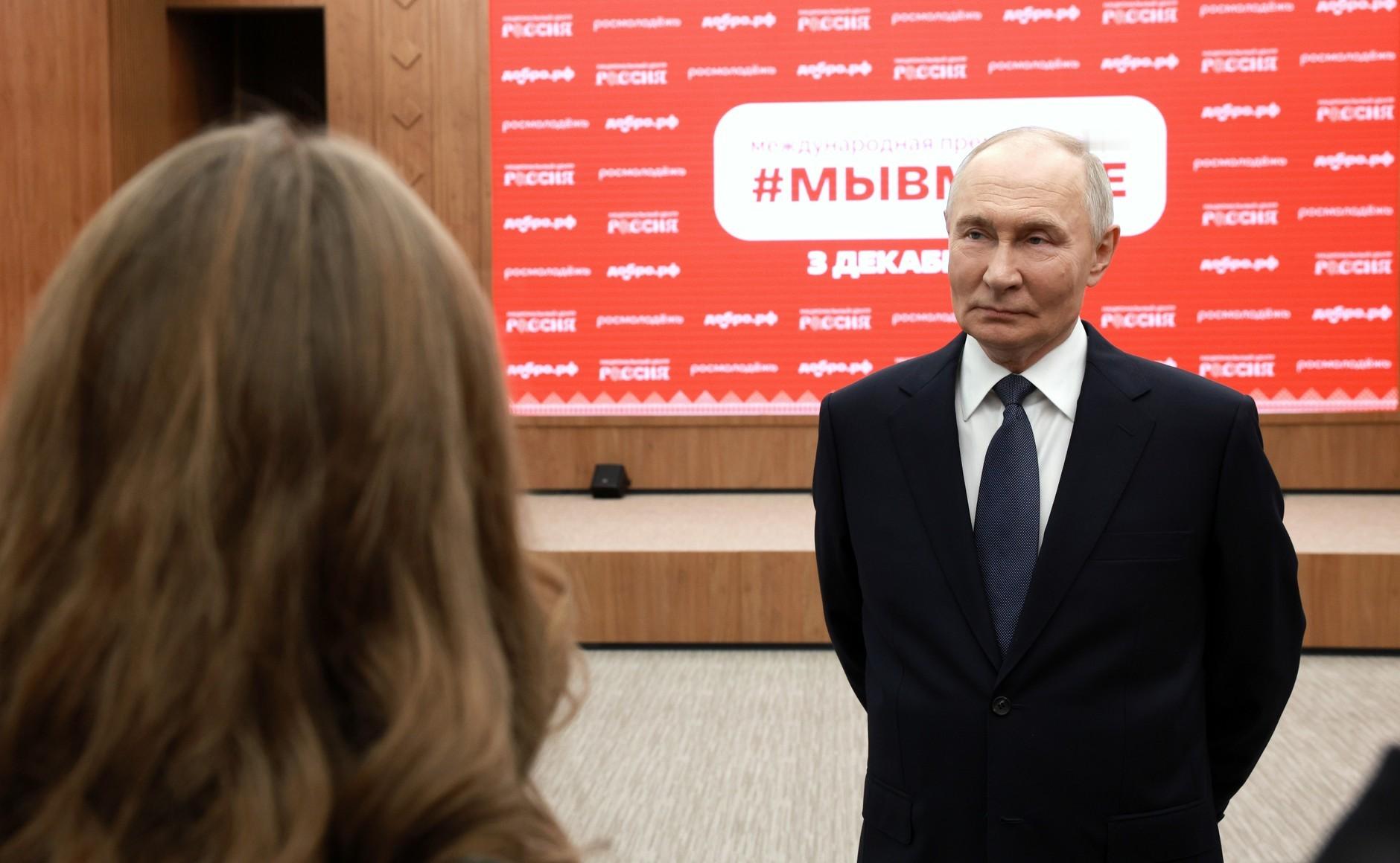 瓦洛佳小朋友  与志愿者会面——国际公民参与论坛我们在一起的参与者在俄罗斯国家中