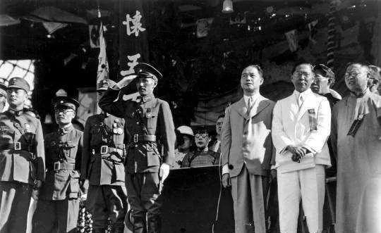 1935年11月1日，南京城的空气里还飘着秋末的凉，国民党四届六中全会的会场却像