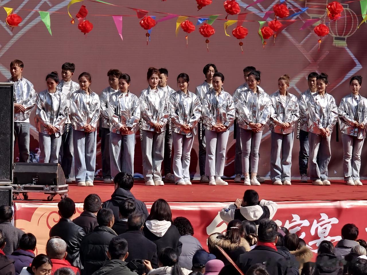 昨日小年又去吃席，去了旬阳木场村，那里正在搞乡味百家宴，感受到了浓浓的年味儿。有