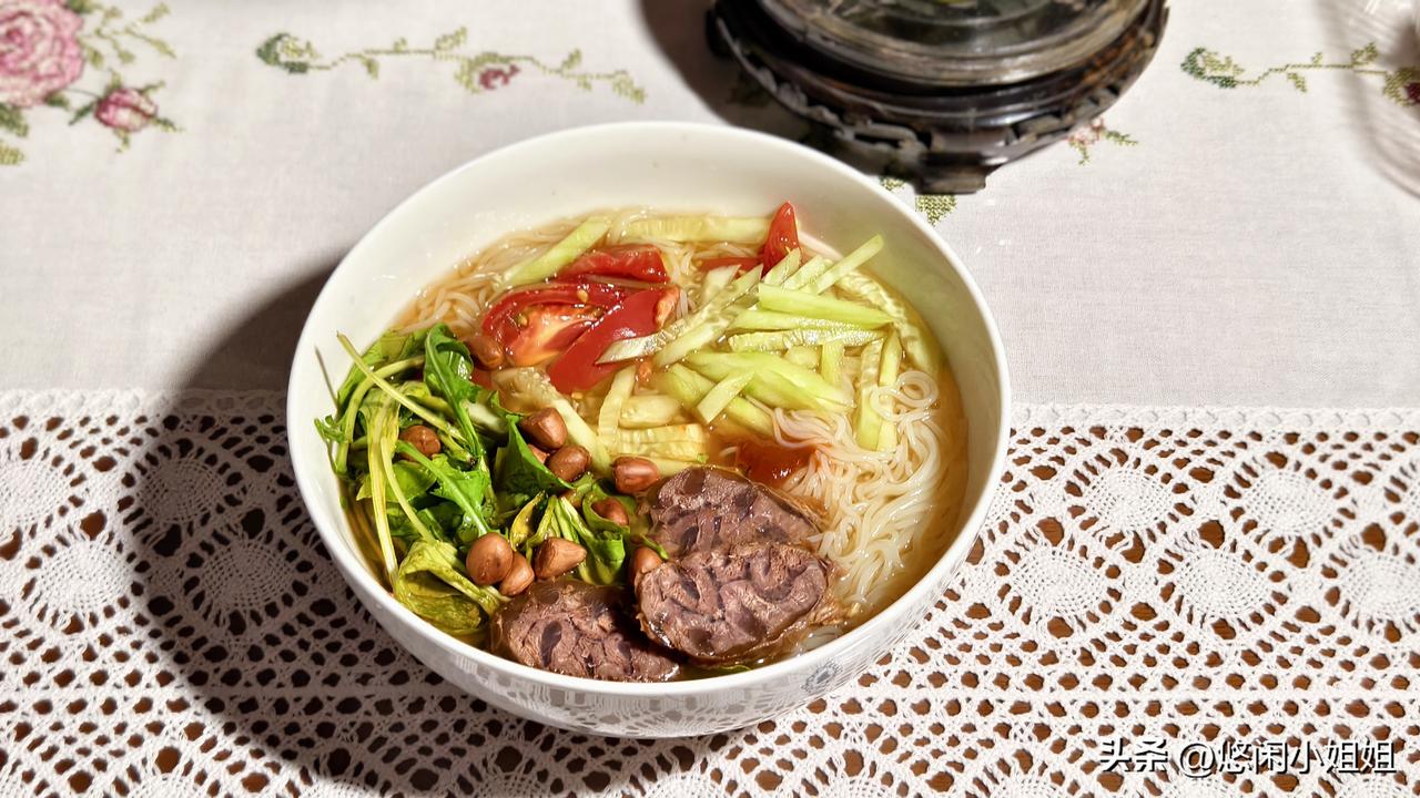 夏天最适合吃冷面。今天我又做了一大碗冷面。
我的冷面就是不热而已，也不算冷。
配