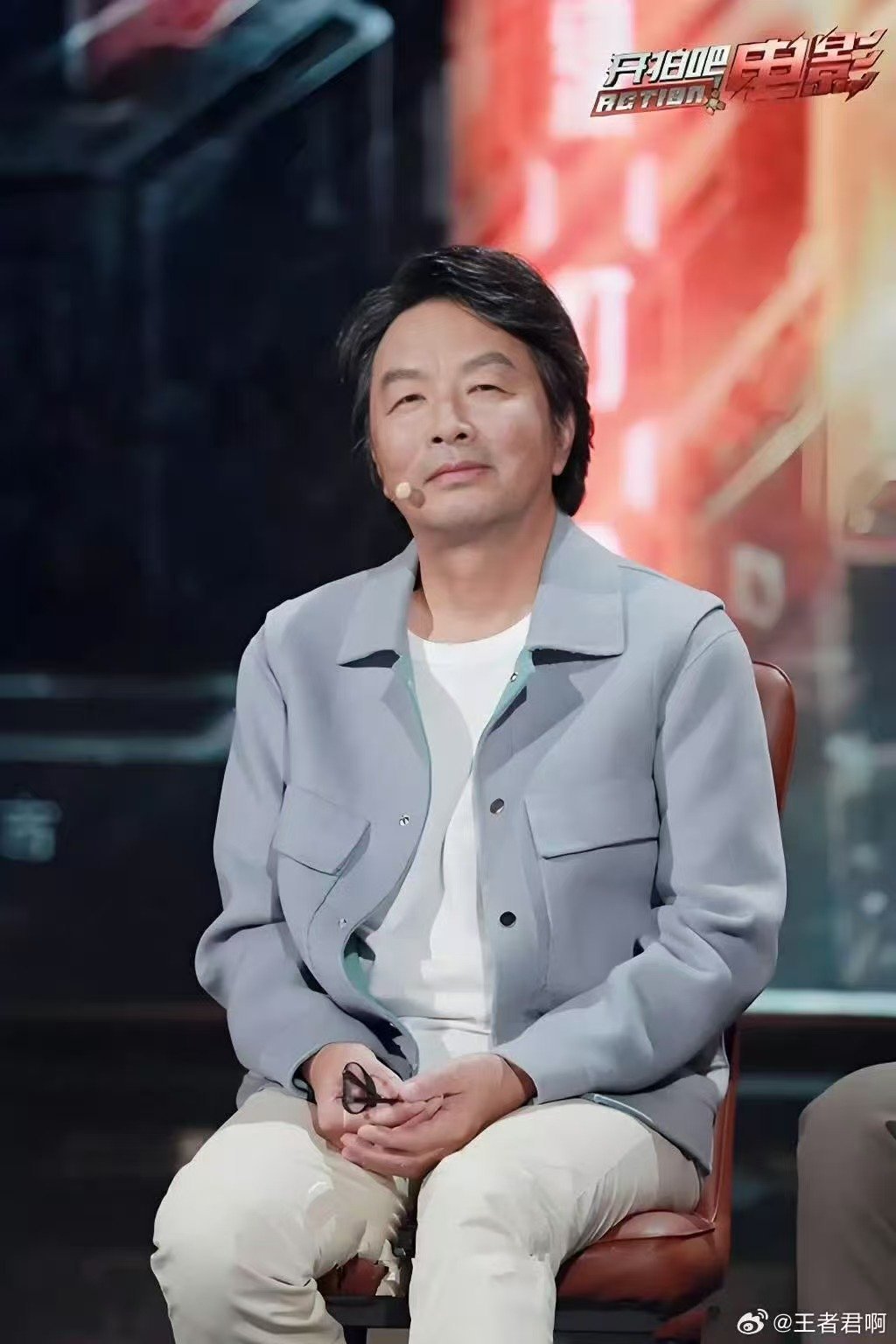 00后班主任帮学生追星刘震云一直很羡慕和老师关系好的人追星不再是校园禁忌，新一代