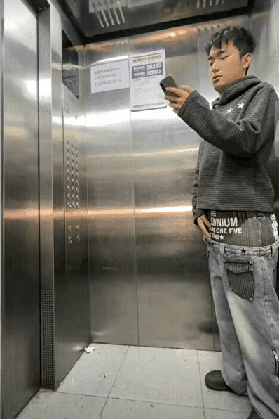 男的闻了一下看是什么味道的，你们的眼睛看不出来吗