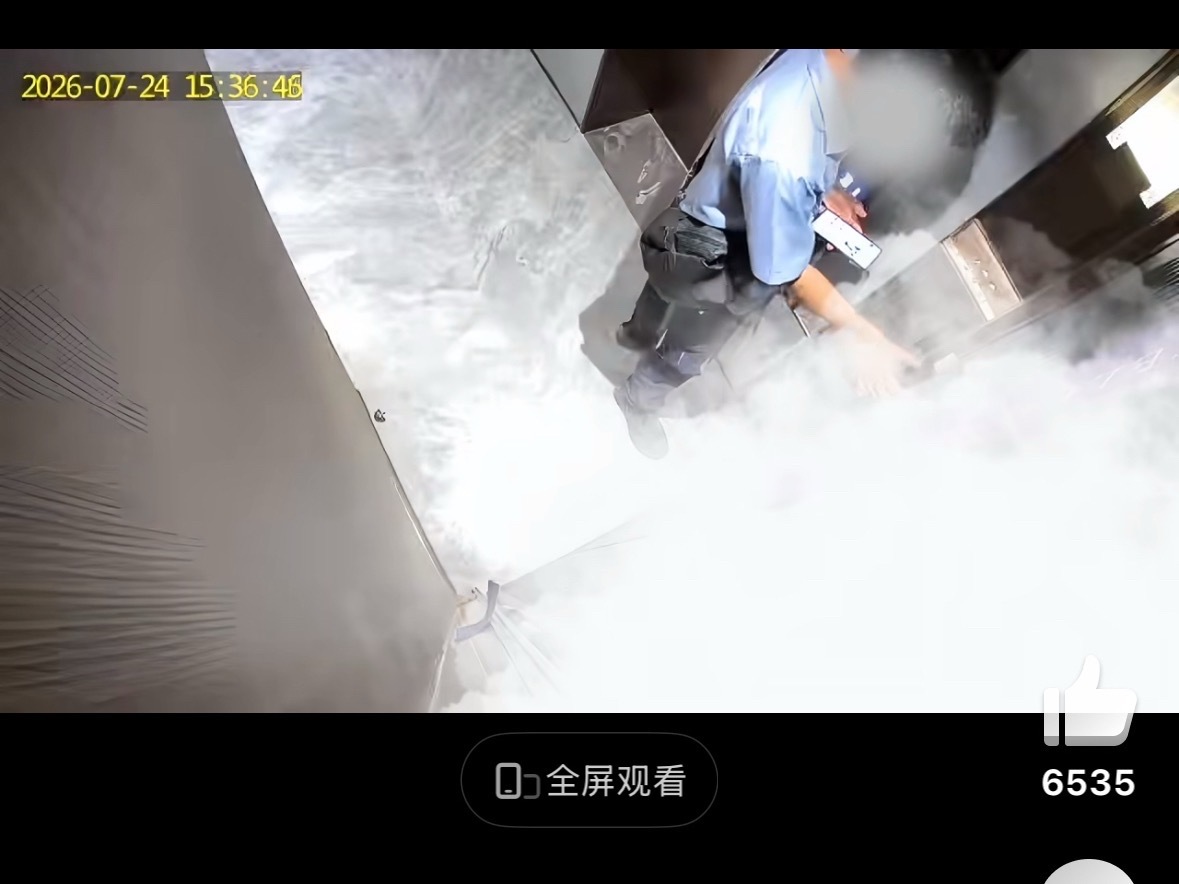 BY2被陌生人按家门密码 姐妹俩现在在线求助该怎么办，评论区全在刷“快报警”。说