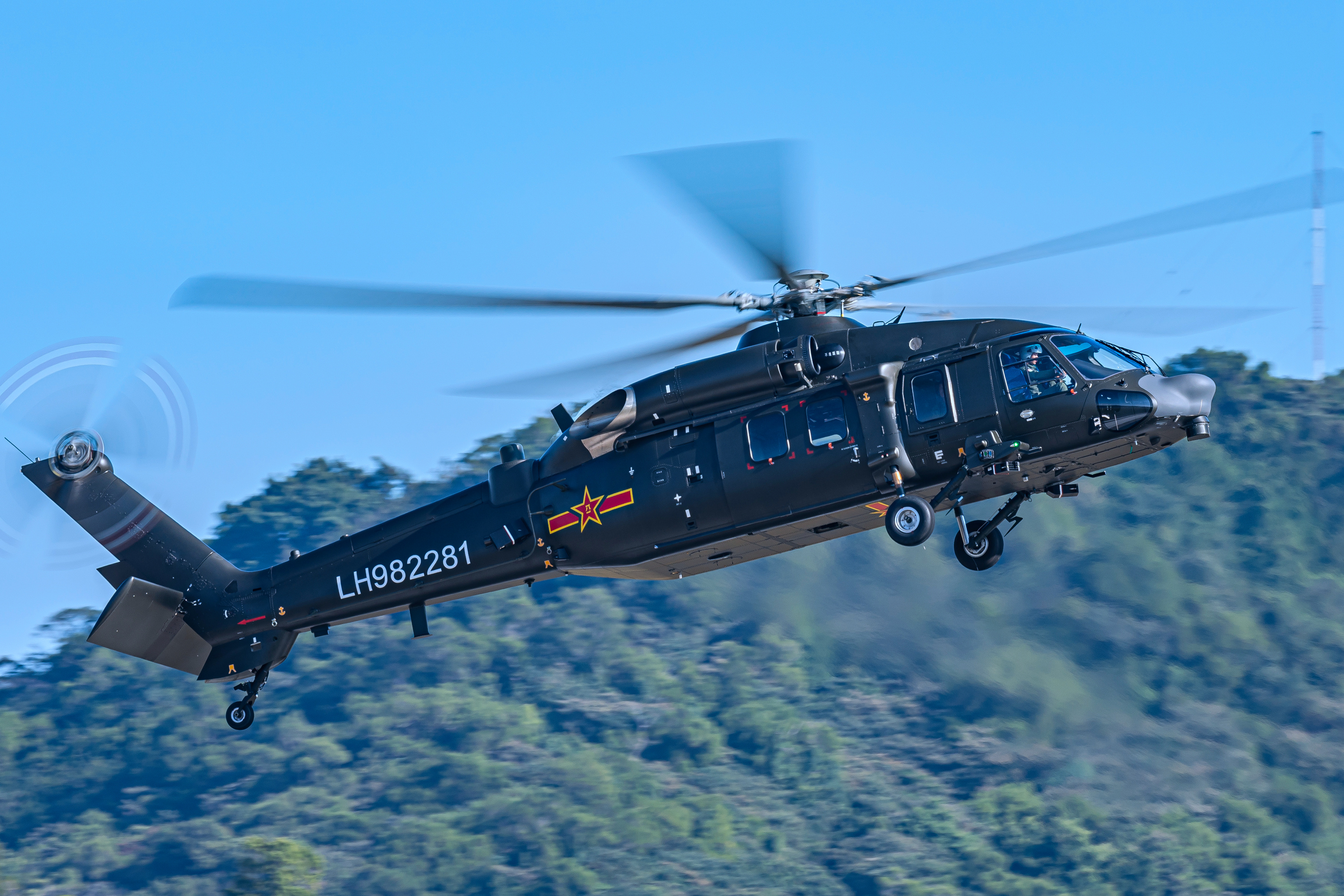 #航空新视野[超话]# 我国陆军航空兵装备的直-20直升机，直-20直升机与美国