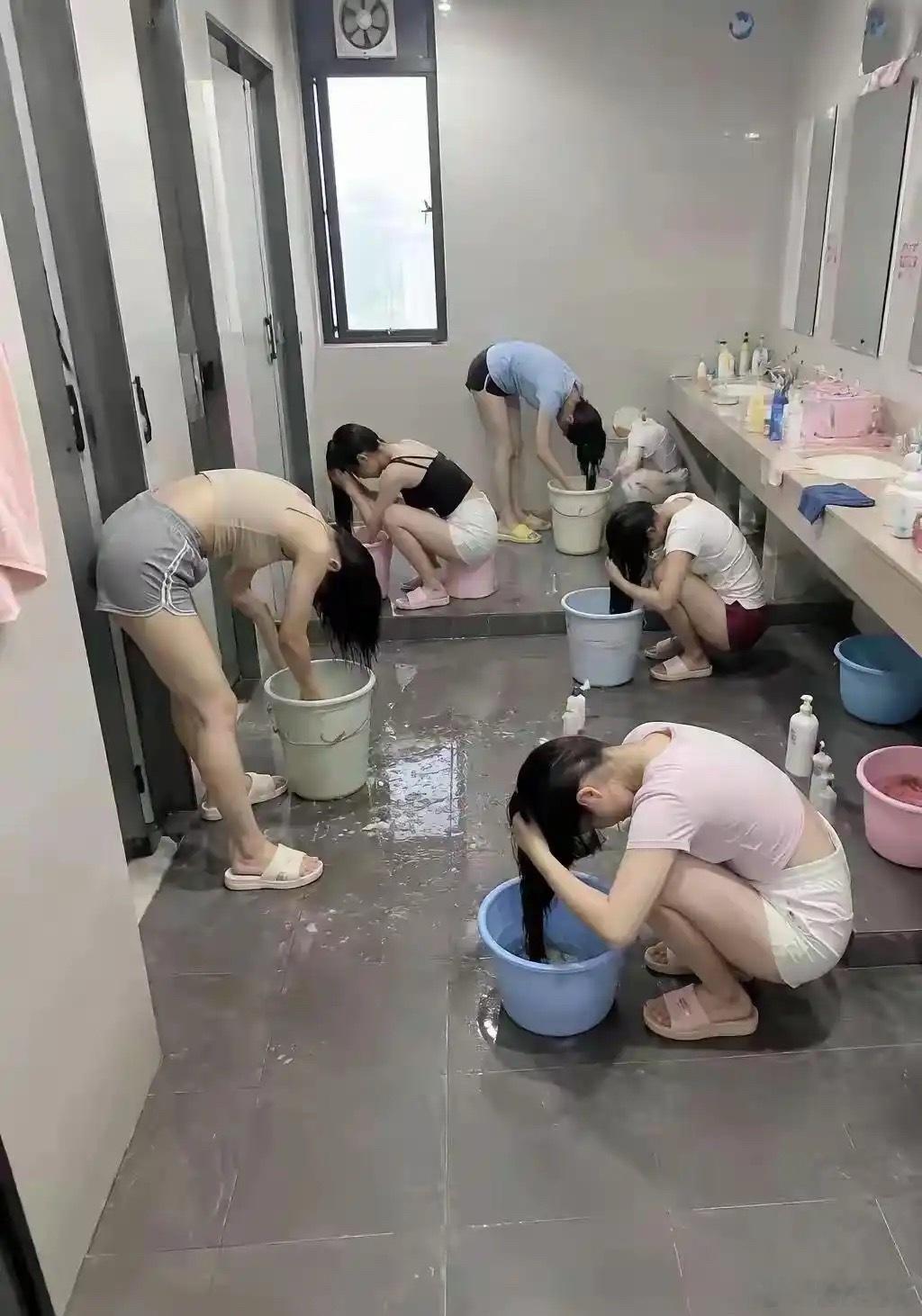 住宿舍的女生洗头发有多不容易 