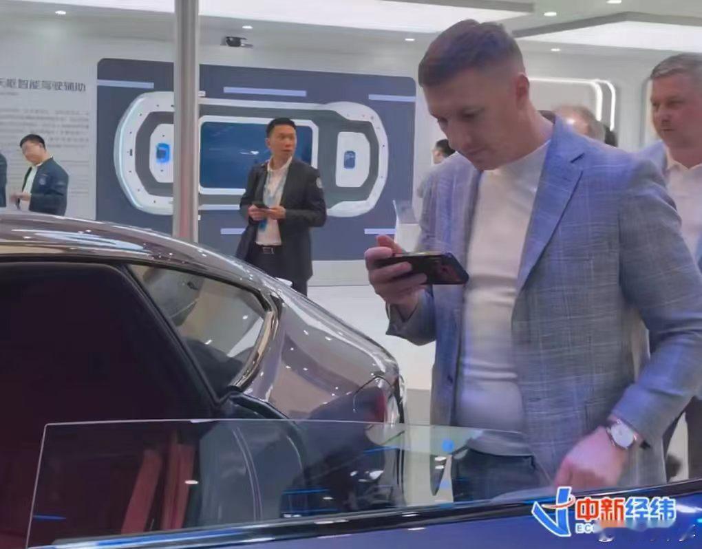 老外扎堆涌入北京车展国产新能源展台】北京车展国产新能源展台获老外点赞北京车展神仙