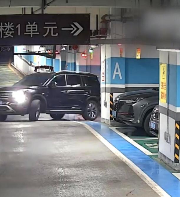 四川一车主发现油耗莫名飙升，查完监控吓得后背发凉：近一个月，她的车每天凌晨都被人