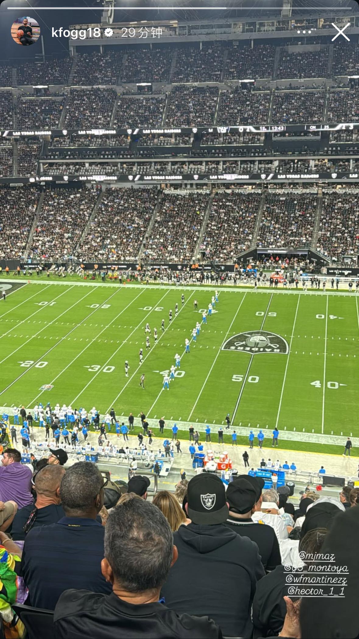 弗格更新ins story 今日在现场观看NFL常规赛闪电对阵突袭者 的比赛 ​