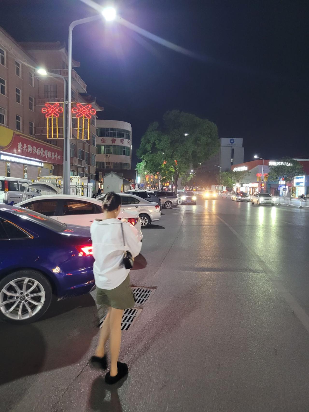 我叫了辆出租车，是位女司机，副驾驶坐了个两岁多的孩子,哭的声嘶力竭的。

“不好