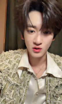 邓佳鑫直播 邓佳鑫在直播里真的好温柔，说话轻声细语，唱歌的时候整个人都在发光 