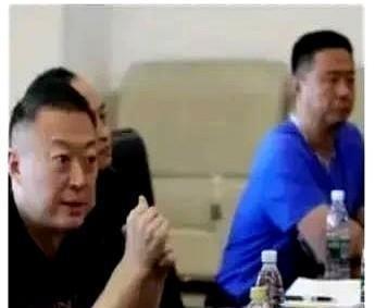 王皓不开心可以理解。

昨天我在训练馆看见陈导搬水，就帮了把手。

陈导说这批小