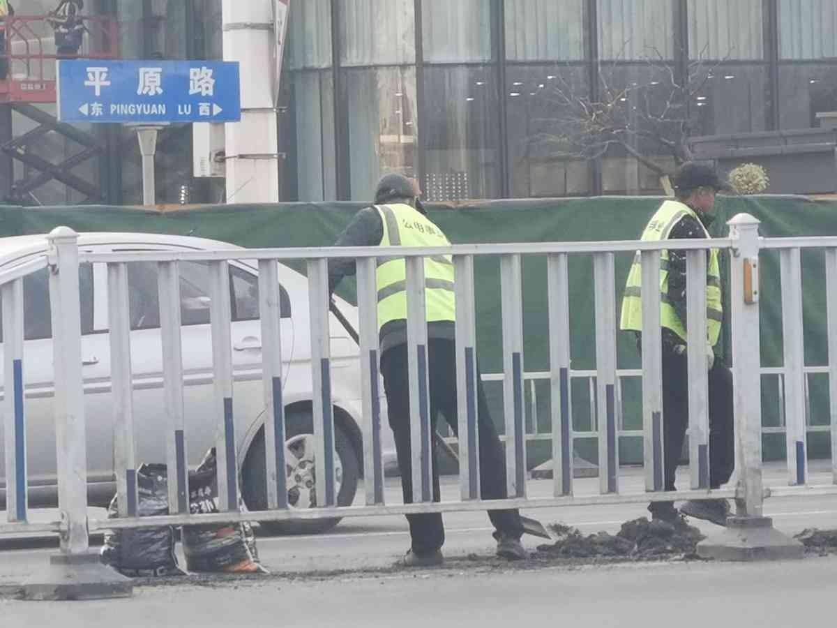 别的店开业，锣鼓喧天。胖东来三店开业，先修了条路，安了个红绿灯。
新乡胖东来三店