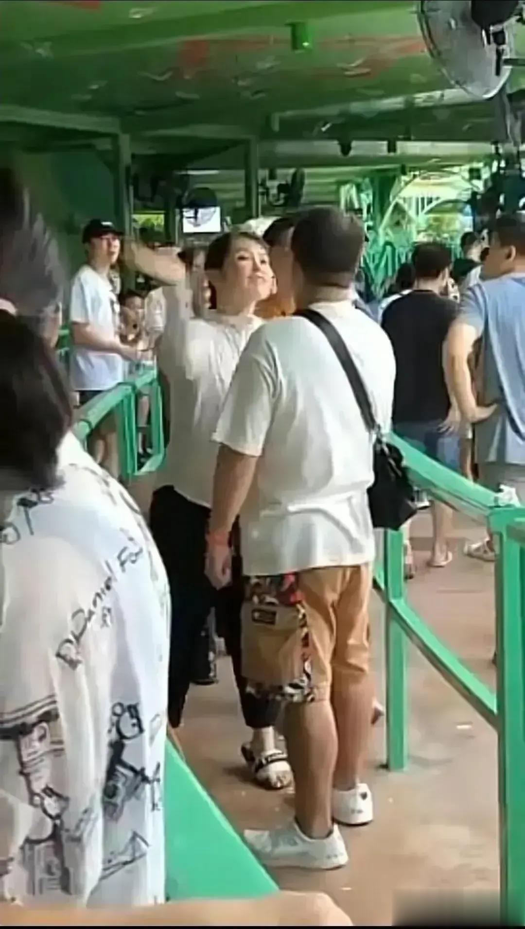 如果是你，你敢不敢还手？

坐标珠海长隆景区，一无素质女子插队，被后面男子指责，