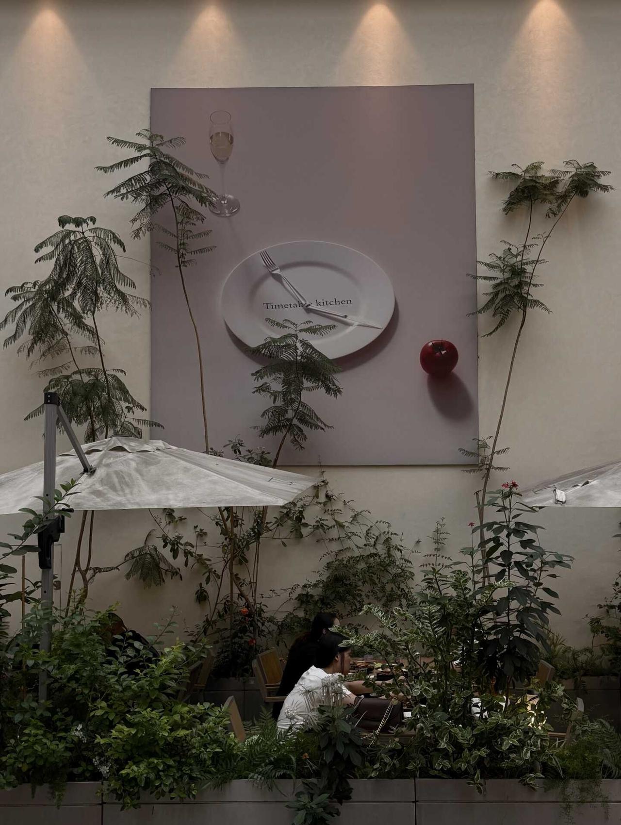 躲雨进的一家bistro，意外的挺有vibe
周末东站大雨
本来逛完手帐节就累腿