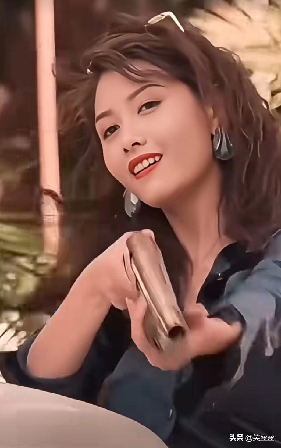 邱淑贞和女儿 
沈月 ，沈日
最美的母女三人，
你们觉得谁更漂亮？