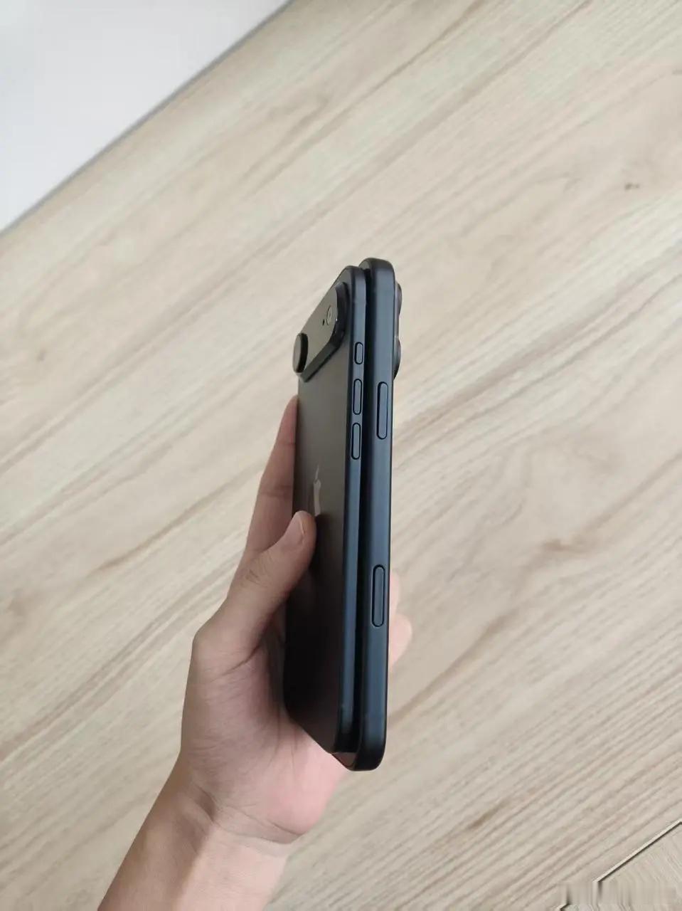 iPhone之前都是PM热度比较高，但是今年看来超薄17Air讨论度更高，两极分