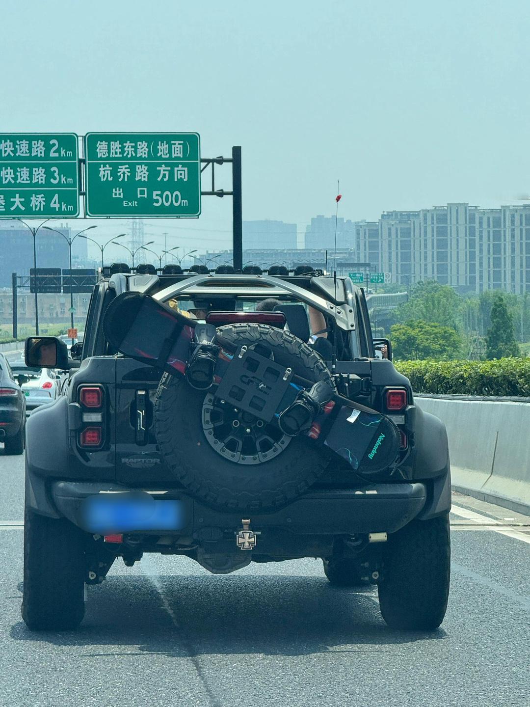 我一直好奇，烈马把车门拆了换成栏杆，路上会不会被拦下来检查？[doge] ​​​
