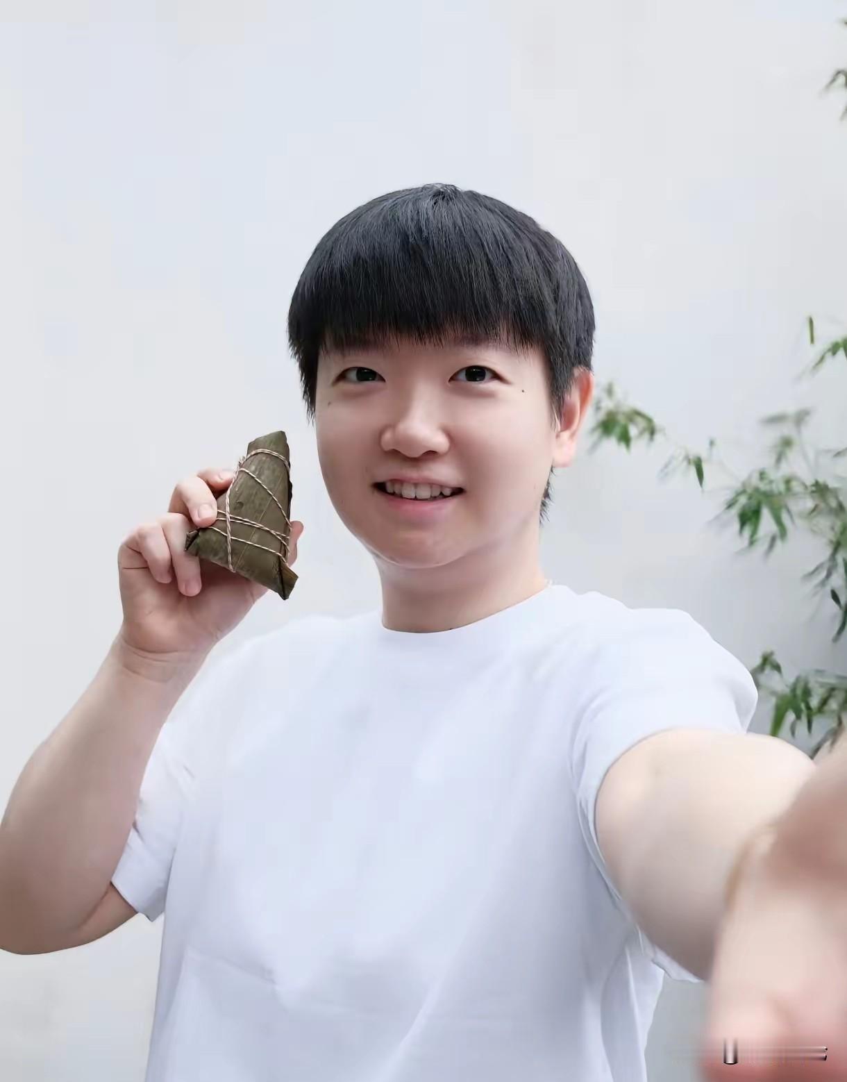 孙颖莎亲手包的粽子，在端午节为大家送上祝福，并配文粽叶飘香、祝大家端午安康，好运