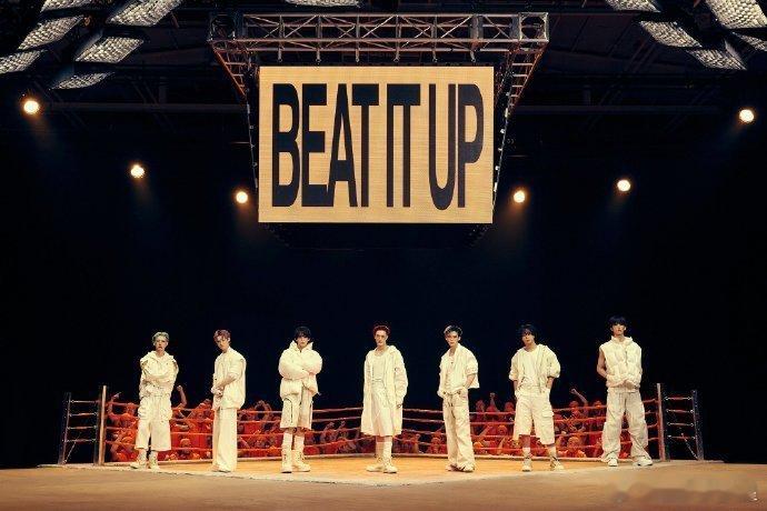 NCTDREAM七个帅哥在拳击台杀疯了！战损妆配刀群舞简直视觉暴击！前排盯脸差点