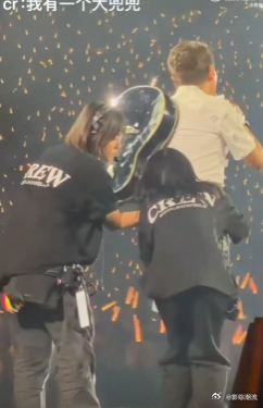 陶喆又闯祸被工作人员追着跑陶喆在舞台上玩跑男 谁懂啊！陶喆这哪里是开演唱会，明明