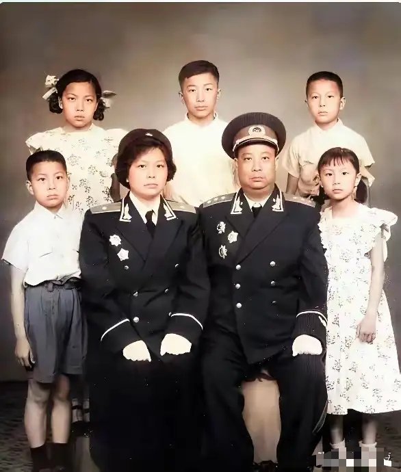 独臂将军贺炳炎1959年全家福，一家人温情和睦。 