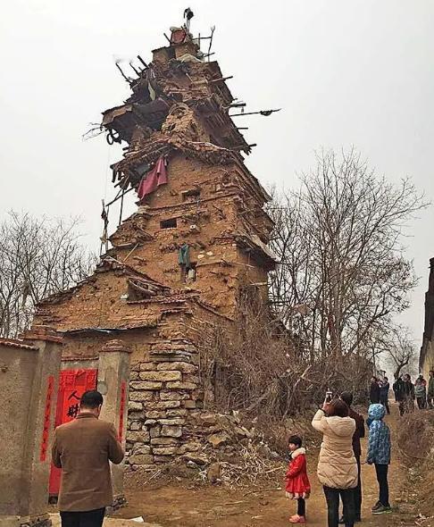 2016年，一名55岁的精神病患者，在自家小院徒手盖起了“七层土楼”，没有钢筋混