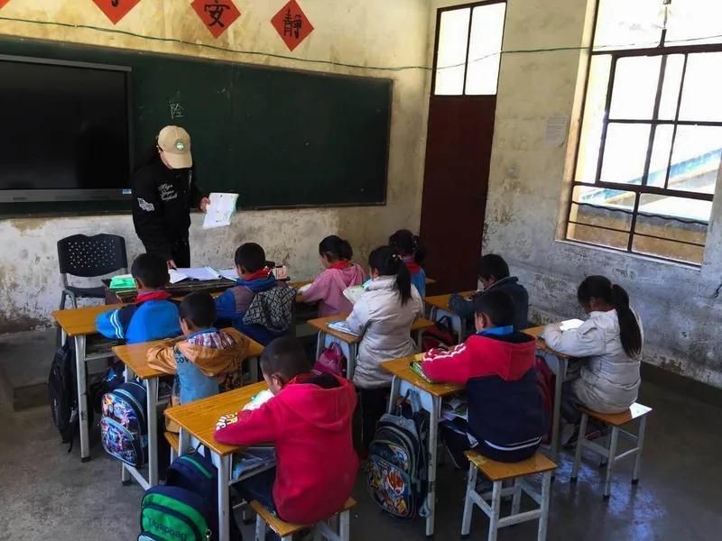 “教育局不放暑假，老师们就不可能完全放暑假，尤其是校长跟中层干部，三天两头都要开
