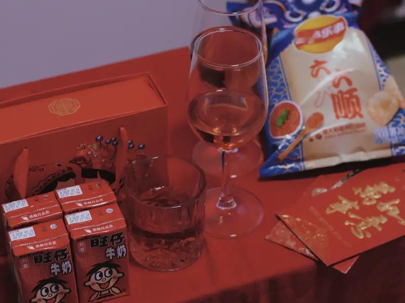 正因如此，哪怕岁月流转、生活方式变迁，我们依然愿意在年关将至时，用心布置、精心准