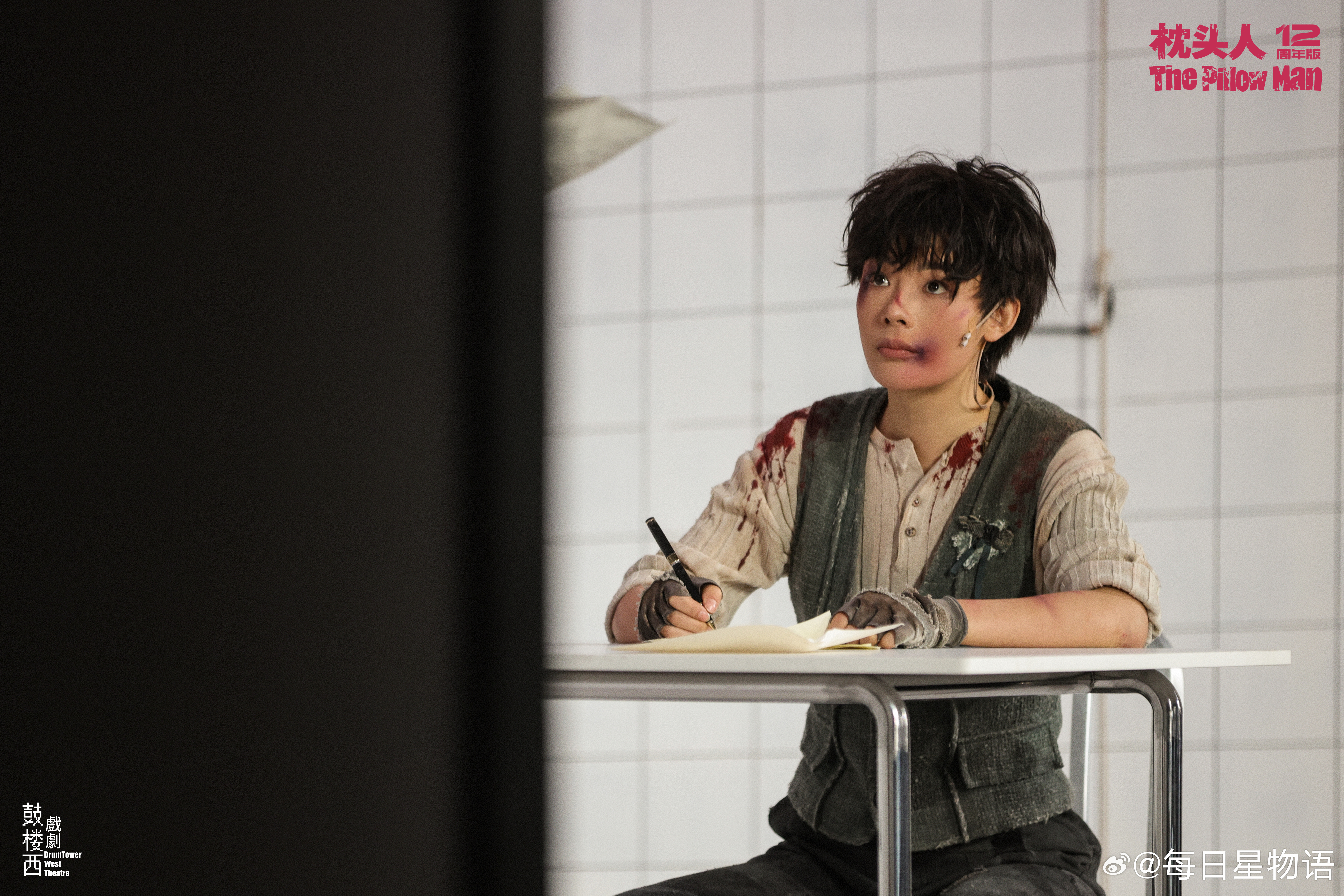 话剧《枕头人》舞台上的短发惊喜，陈丽君又美又帅，可塑性真的太强了。巡演见了！陈丽