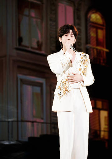 成毅内娱小王子走进现实   成毅这颜值好绝，跨年的舞台能够看到成毅也是觉得很开心