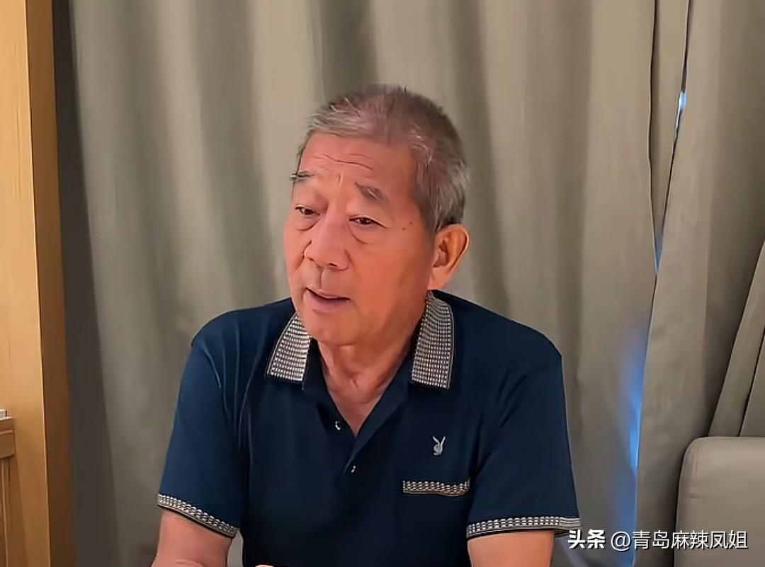 68岁高龄生女，长子离世老伴瘫痪，七旬老汉独自扛下破碎的家。
七旬老人黄维平一家