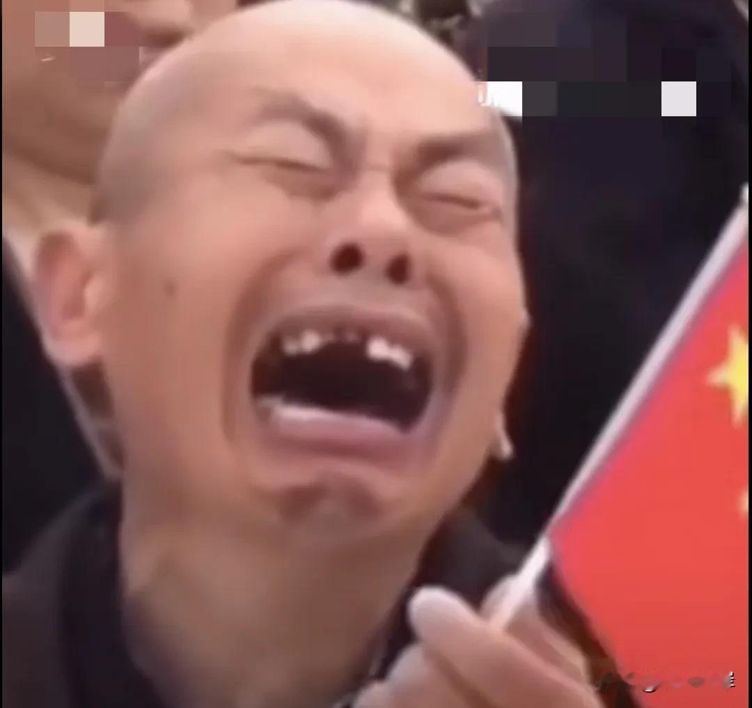 这是那年抗战老兵参加完阅兵式之后大哭的样子。那时候他想到了什么呢？是看到了祖国的