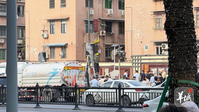 广州一车辆起火已被扑灭! 附近地铁站标识被烧焦, 收尾工作进行中