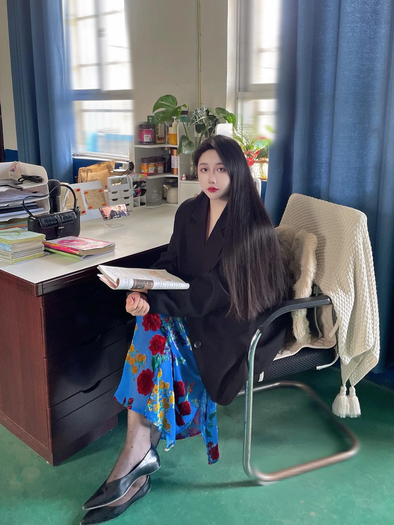 经验再丰富，也得老老实实备课。小学老师 教师穿搭 职场女性如何穿出优雅知性气质