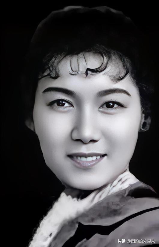 1952年的一天，齐白石已经快90岁了，他不知哪里来的力气，一把将25岁的新凤霞